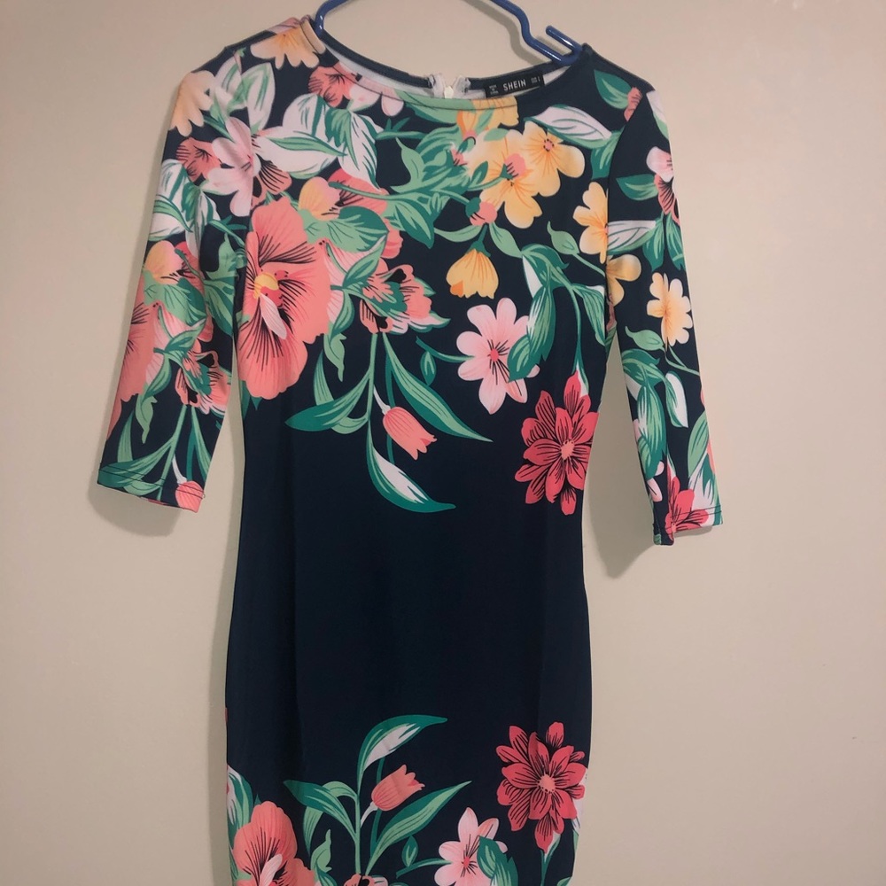 3/🔟 Fitted floral dress